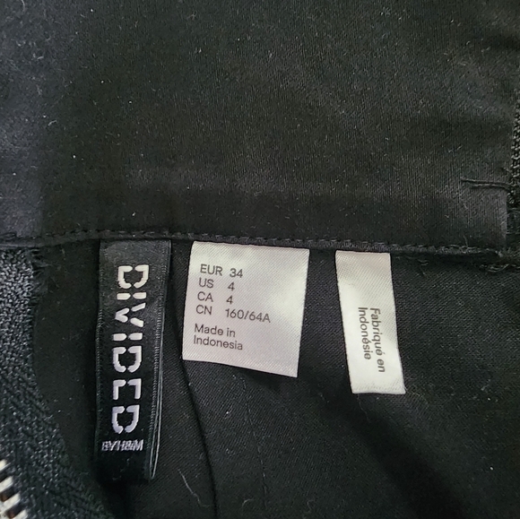 Divided Black Mini Skirt Size 4 with Back Zipper and Side Pockets - Picture 3 of 7